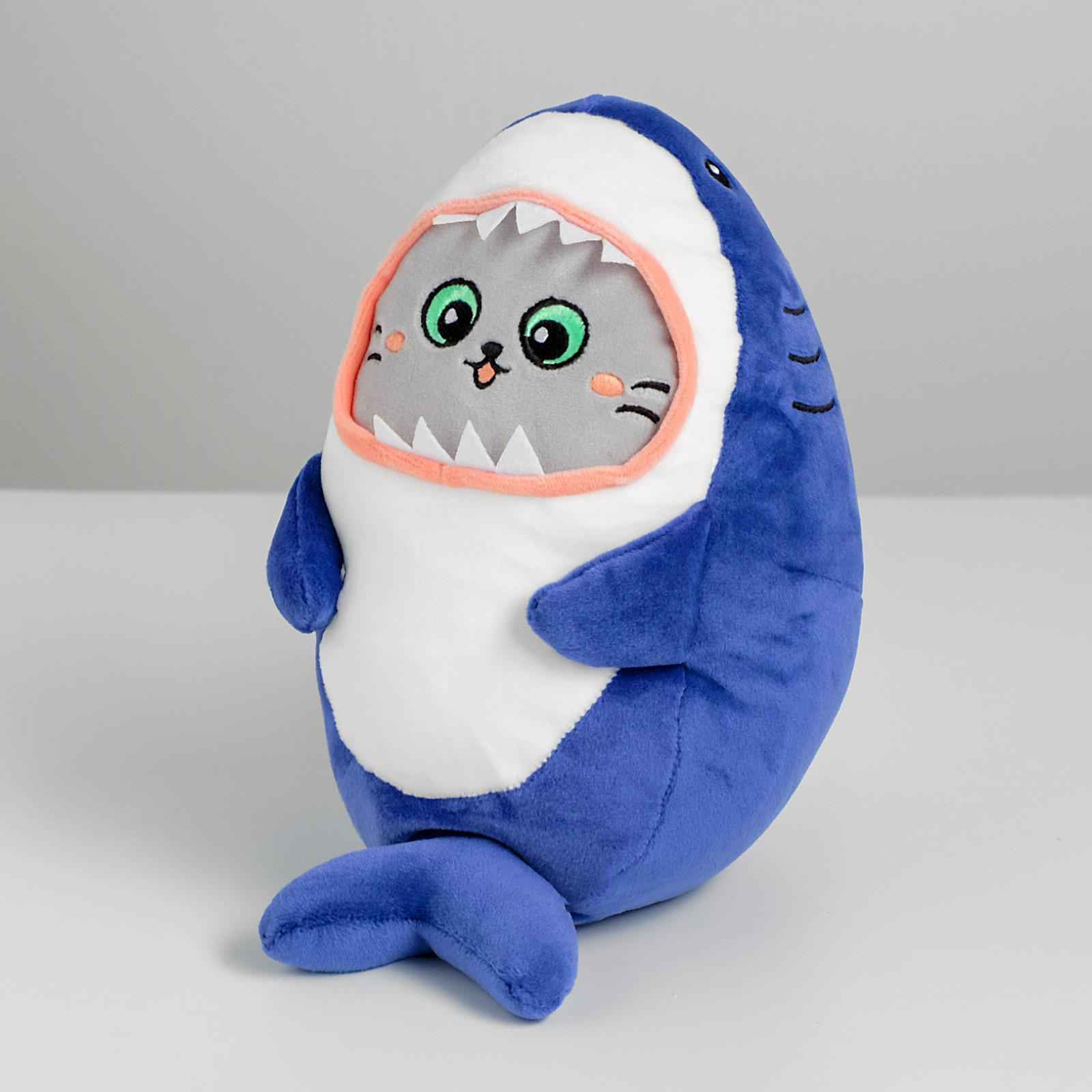 Котоакула игрушка. Игрушка мягкая котик Шарки 5013224. Кот акула игрушка. Котик акула мягкая игрушка. Мягкая игрушка кот в костюме акулы.